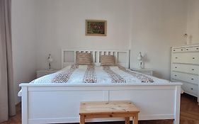 Mona Lisa Apartment